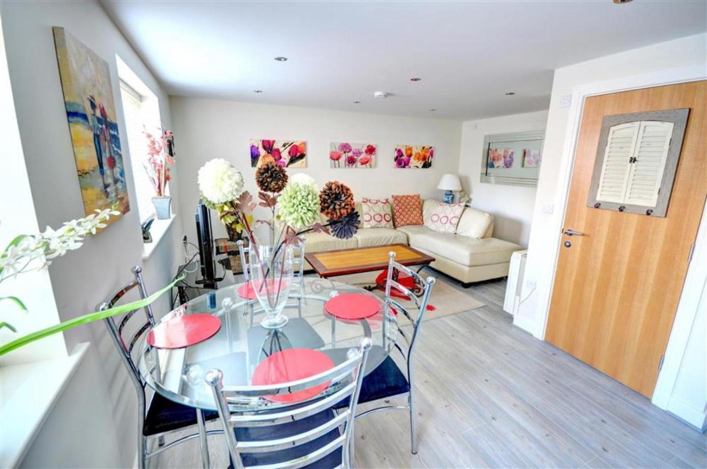 Hotties House - Two-Bed Cottage, Dog-Friendly & Off-Street Parking - Scarborough Buitenkant foto