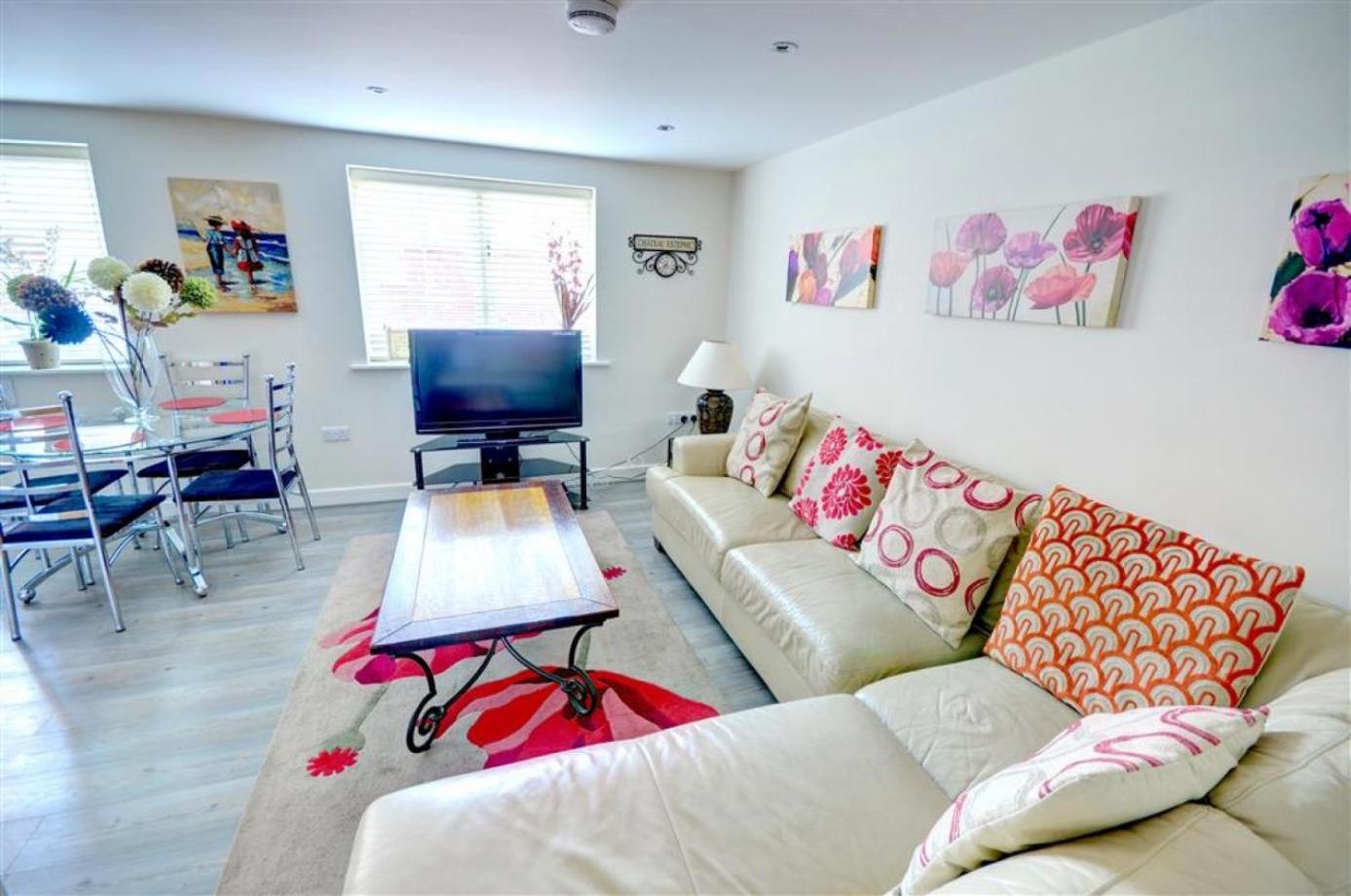 Hotties House - Two-Bed Cottage, Dog-Friendly & Off-Street Parking - Scarborough Buitenkant foto